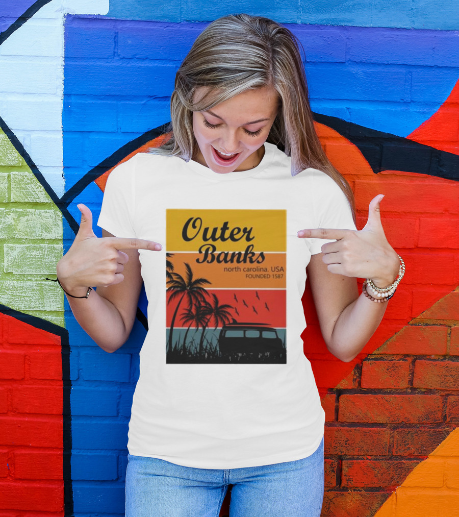Outer Banks North Carolina USA Founded 1587 Vintage Car Beach Palm Trees T-Shirt