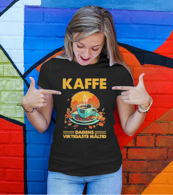 KAFFE Dagens Viktigaste Maltid Coffee Autumn Cup Leaves T-Shirt