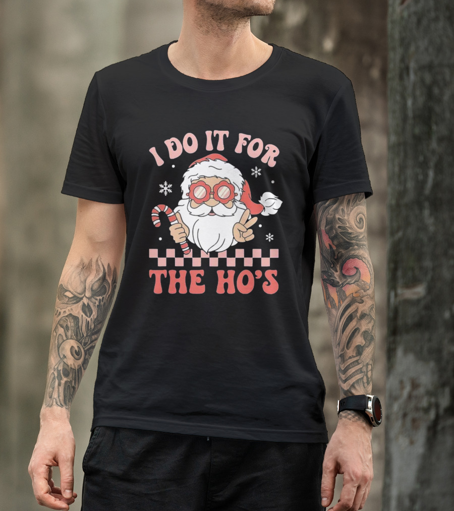 I Do It For The Ho’s Funny Christmas Santa With Candy Cane And Peace Sign T-Shirt