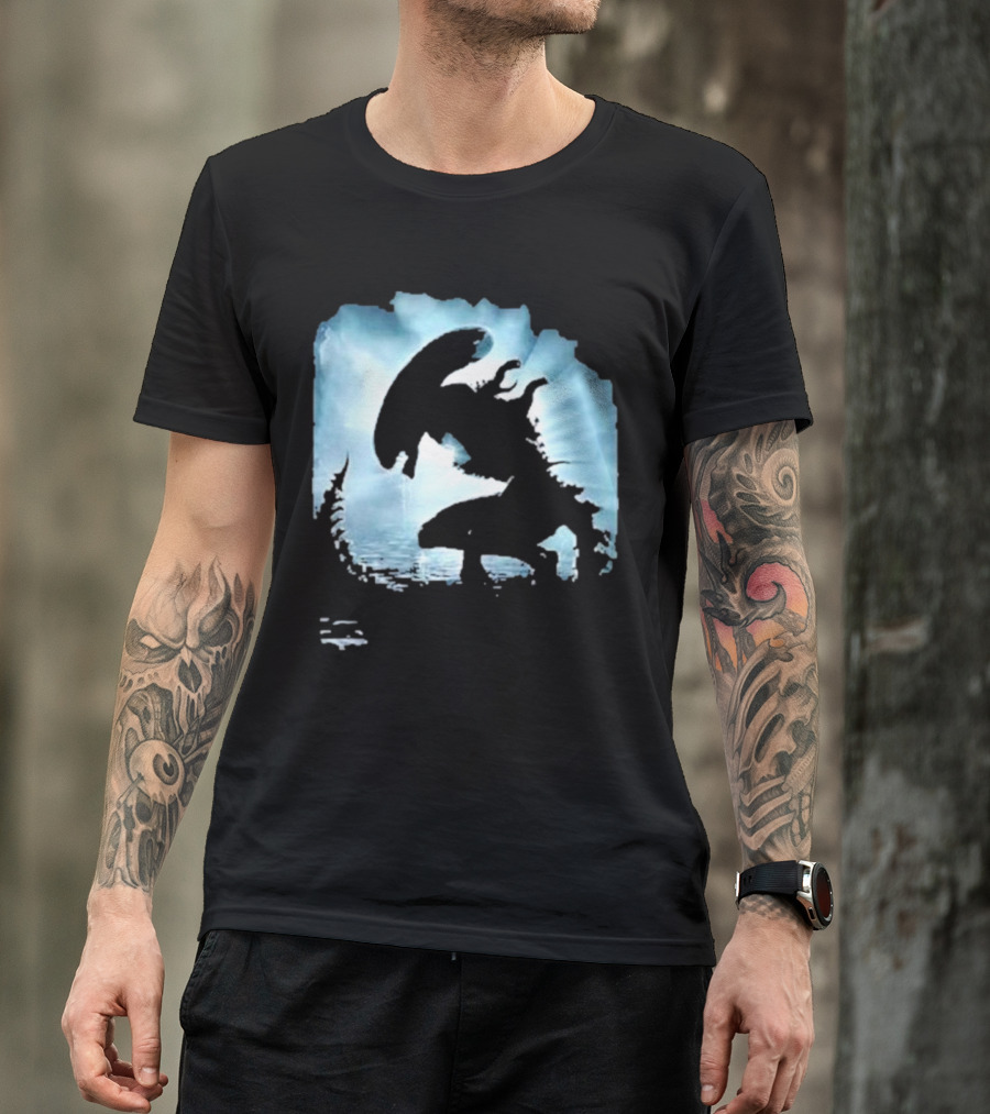 Alien Romulus Silhouette Against Oceanic Horizon 89 Rotten Tomatoes Debut T-Shirt