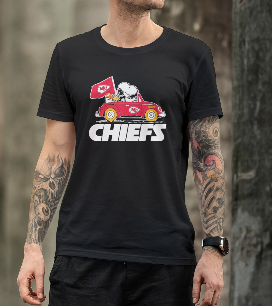 Snoopy Kansas City Chiefs Car With Flag T-Shirt