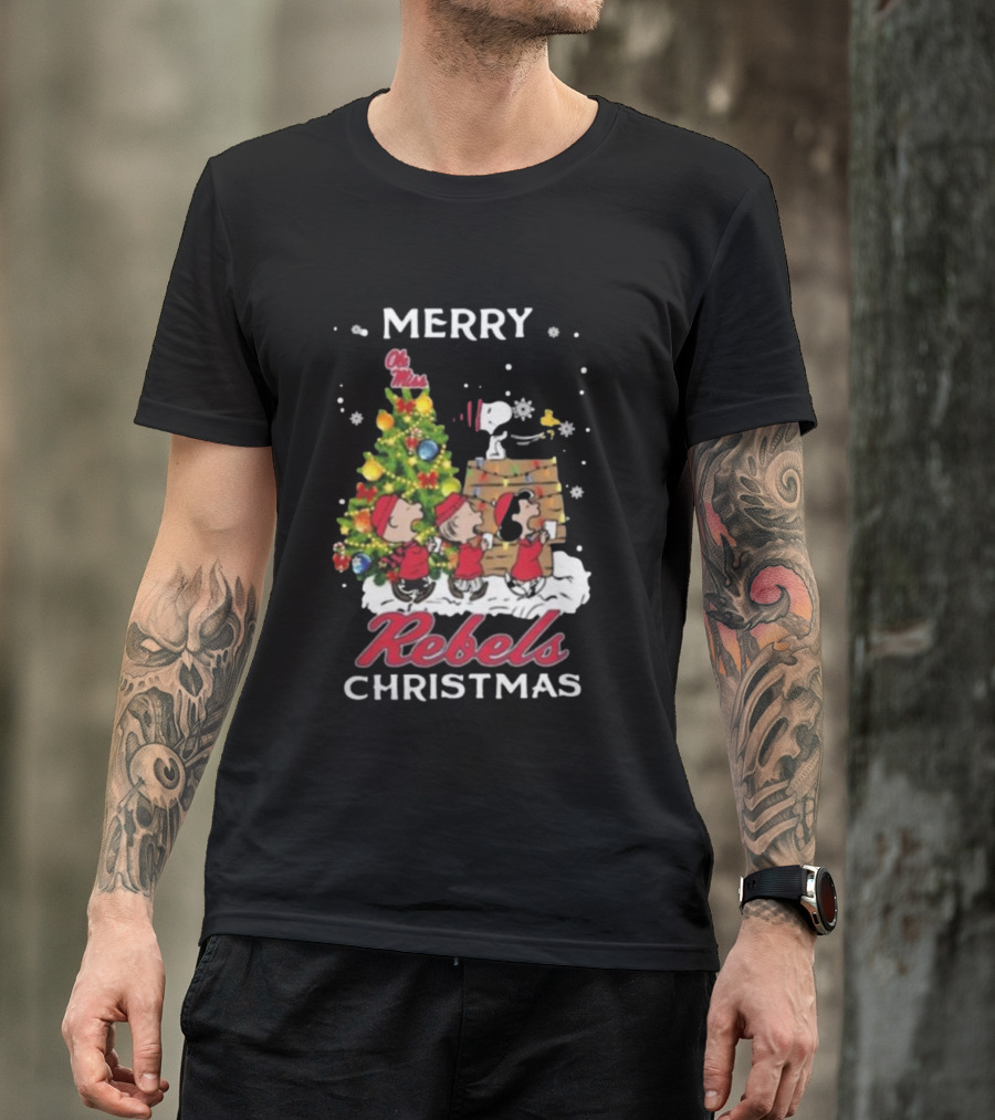 Ole Miss Rebels Snoopy And Friends Merry Christmas Tree Caroling T-Shirt