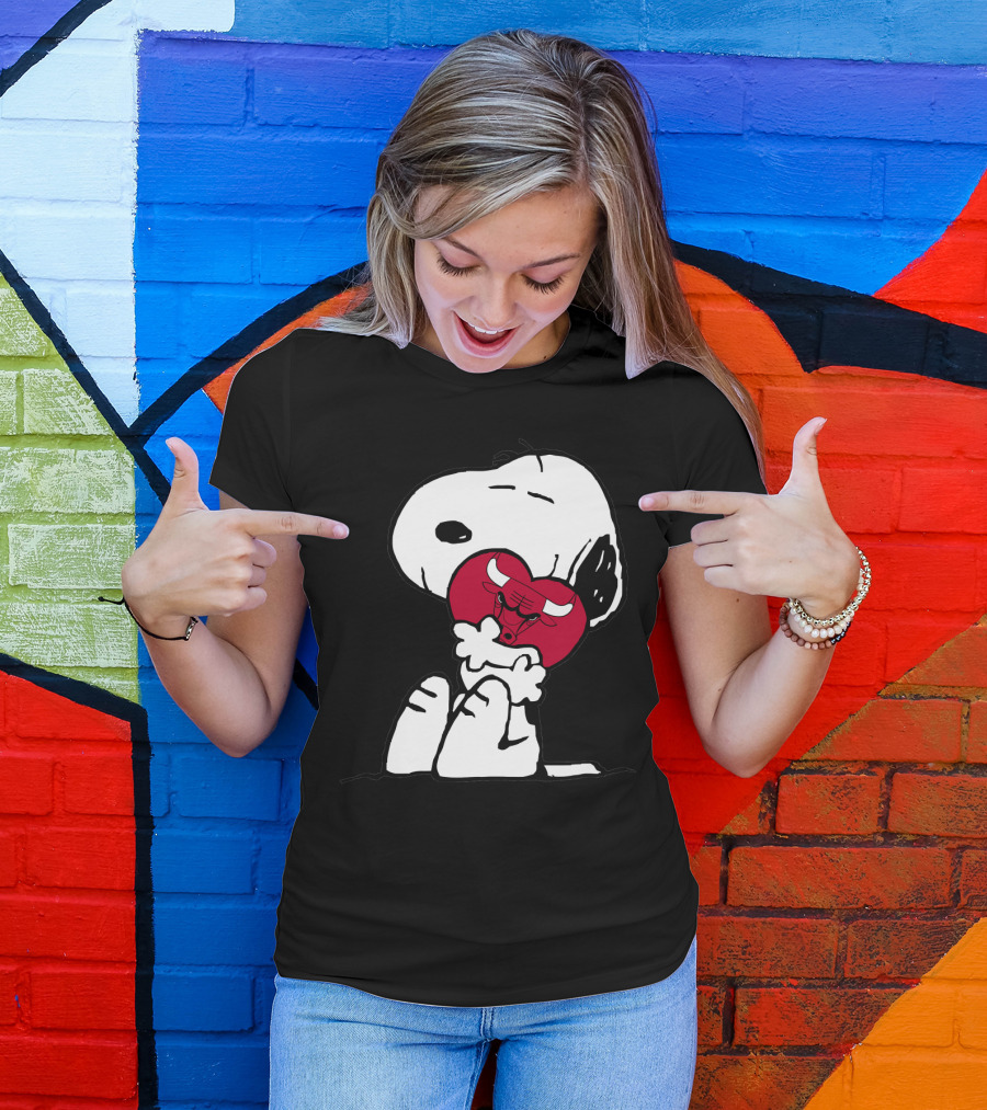 Snoopy Hugging Chicago Bulls Heart T-Shirt