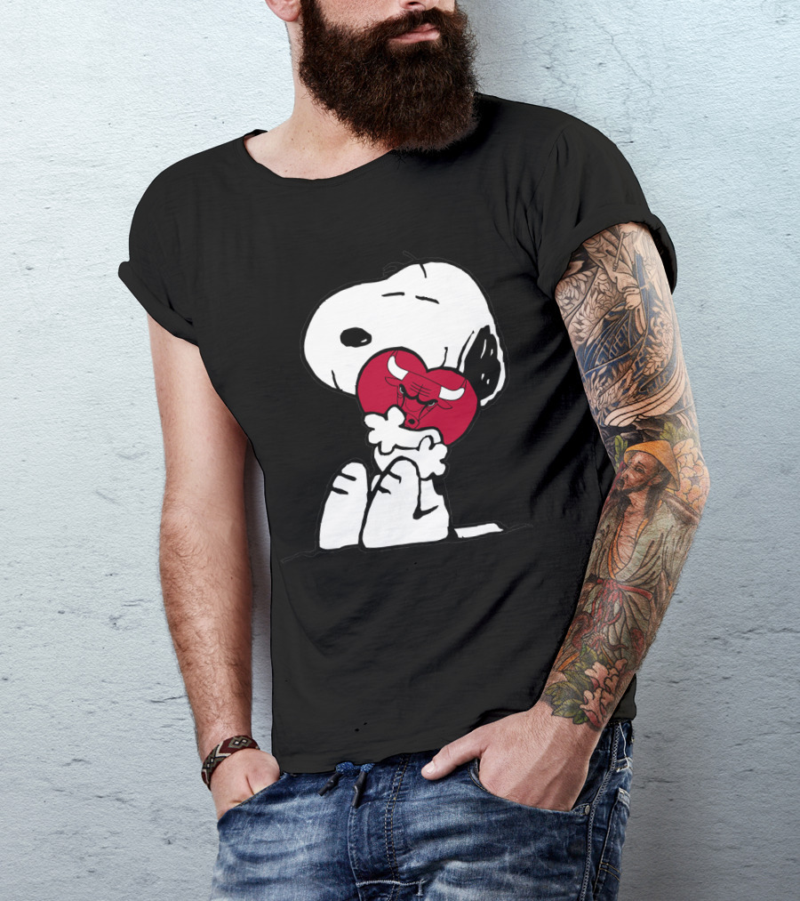 Snoopy Hugging Chicago Bulls Heart T-Shirt