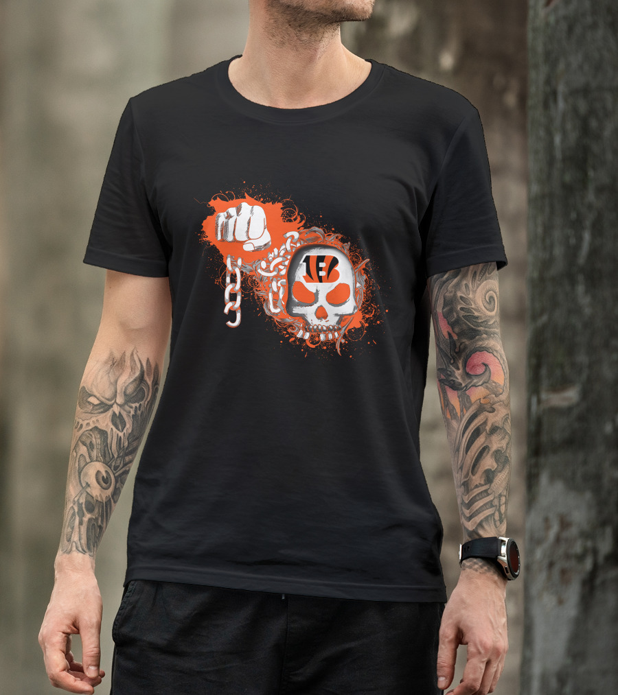 Cincinnati Bengals Skull And Fist Chains T-Shirt