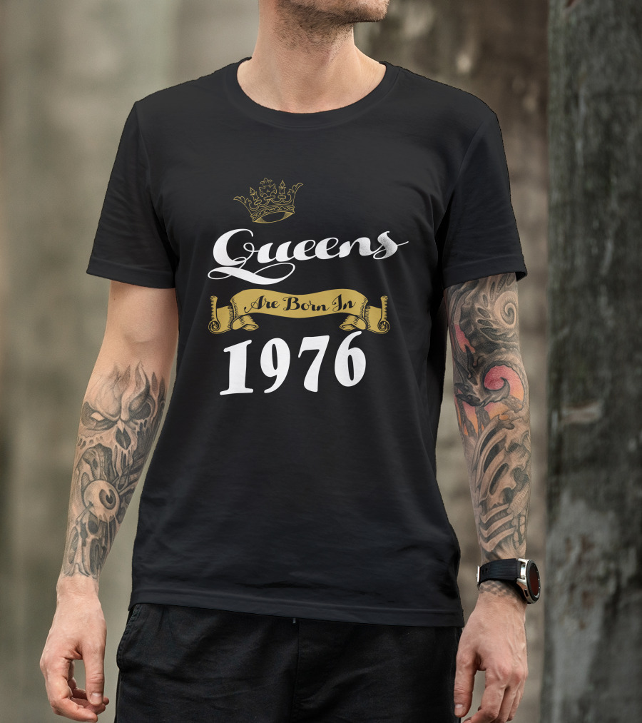 Queens Are Born In 1976 Crown Banner T-Shirt