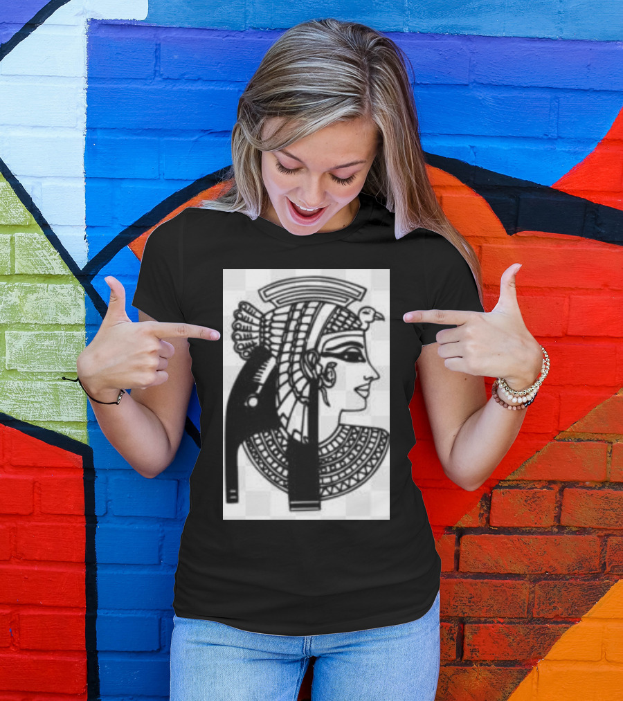 Ancient Egyptian Queen Nefertiti Profile With Uraeus And Intricate Neckpiece T-Shirt