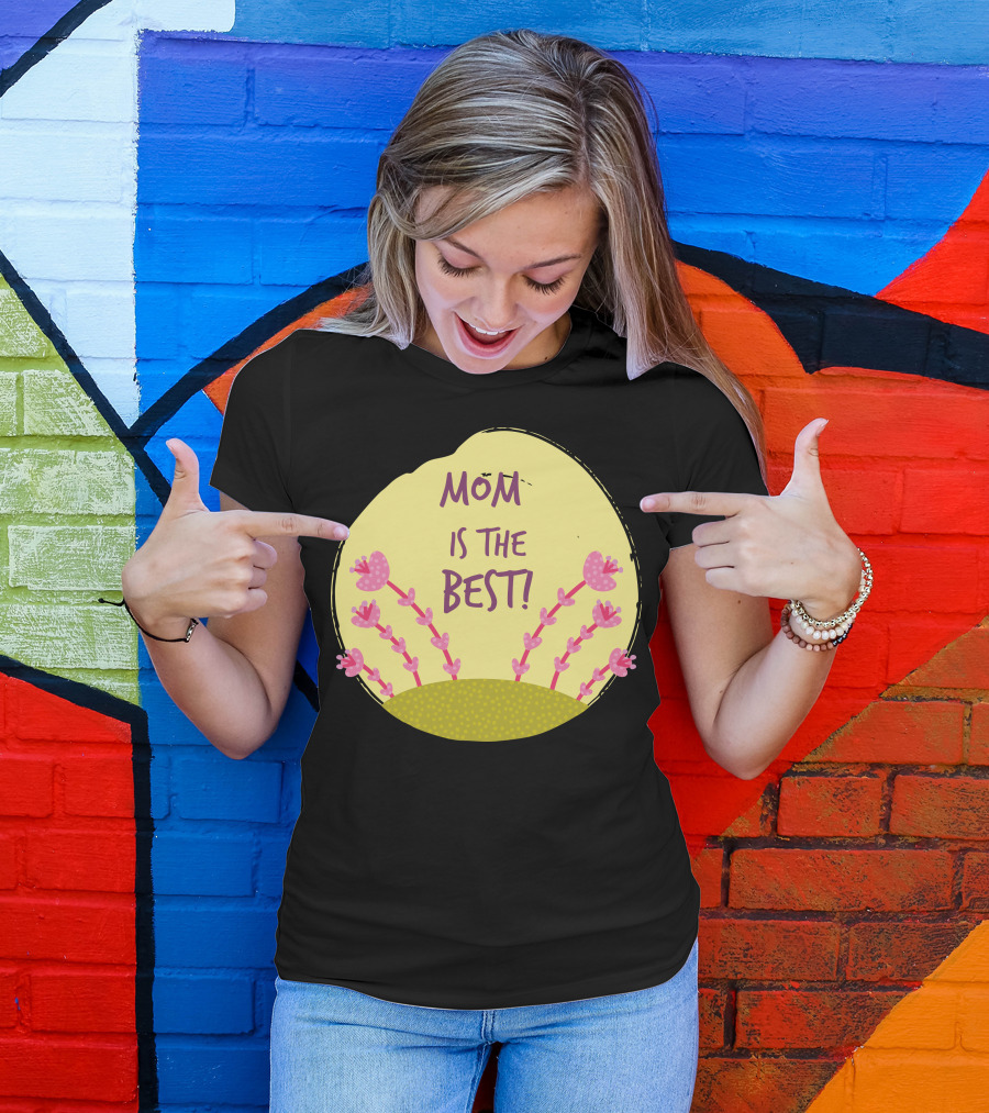 MOM IS THE BEST Pink Heart Flower Bush On Yellow Circle T-Shirt