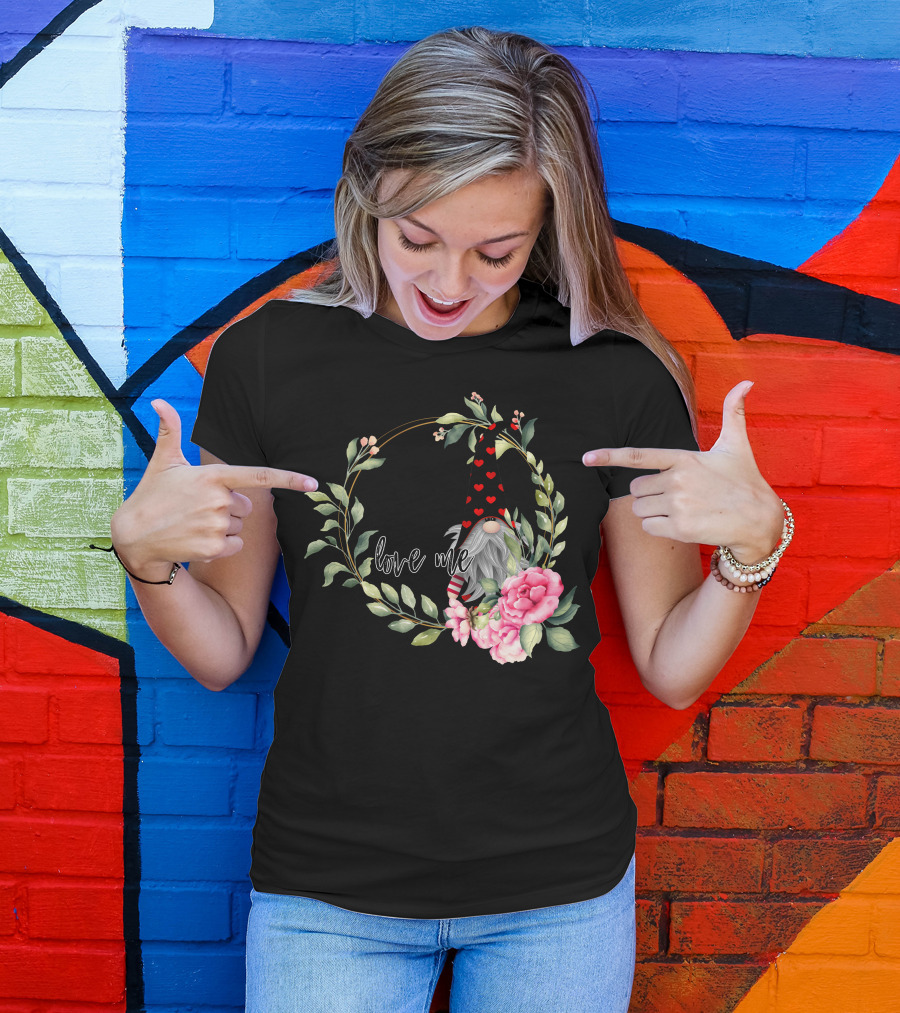 To Gnome Me Is To Love Me Heart Hat Floral Gnome Art With Pink Roses And Green Leaves T-Shirt