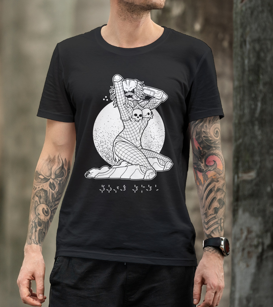 Pinup Predator Yautja Warrior Pinup Style With Skulls T-Shirt