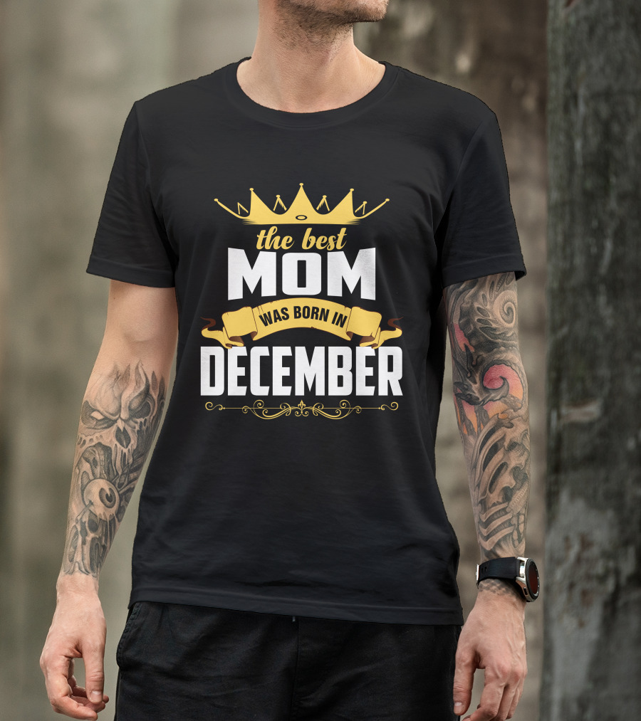 The Best Mom Was Born In December With Crown And Ribbons T-Shirt