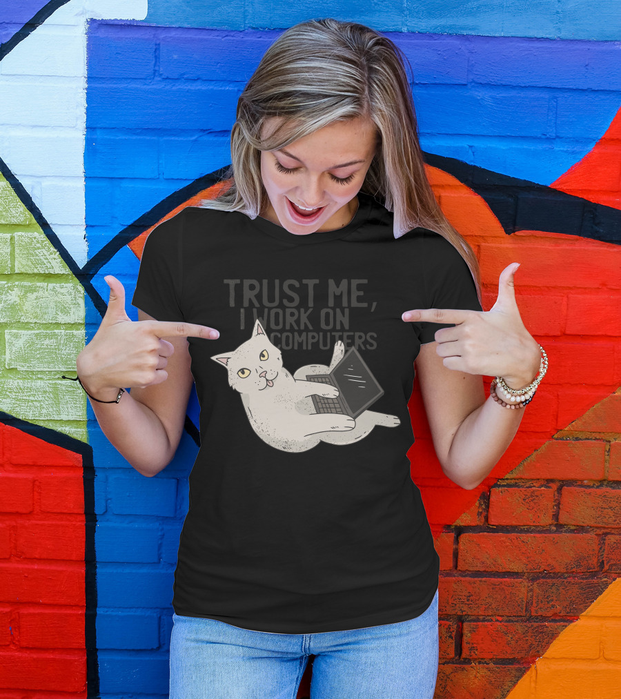 TRUST ME, I WORK ON COMPUTERS COMPUTER CAT T-Shirt