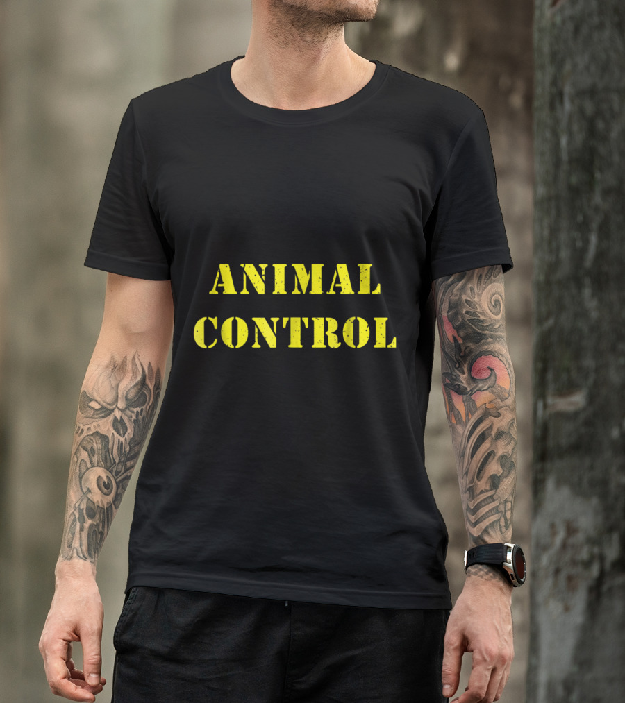 ANIMAL CONTROL Yellow Bold Text On Dark背景 T-Shirt