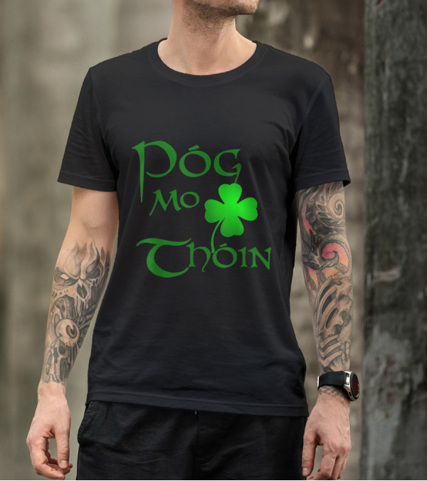 Póg Mo Thóin Gaelic Saying With Irish Shamrock T-Shirt