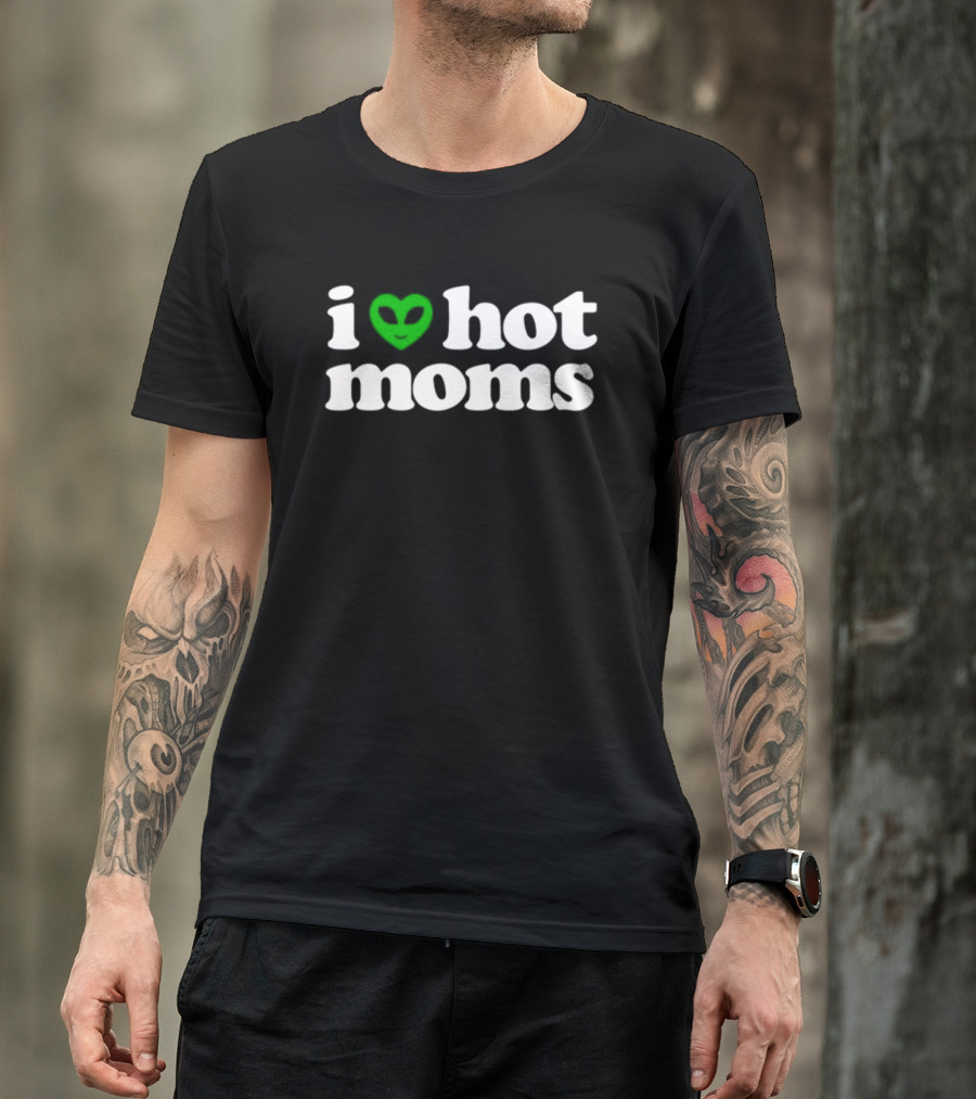 I Heart Hot Moms Alien Face Green T-Shirt