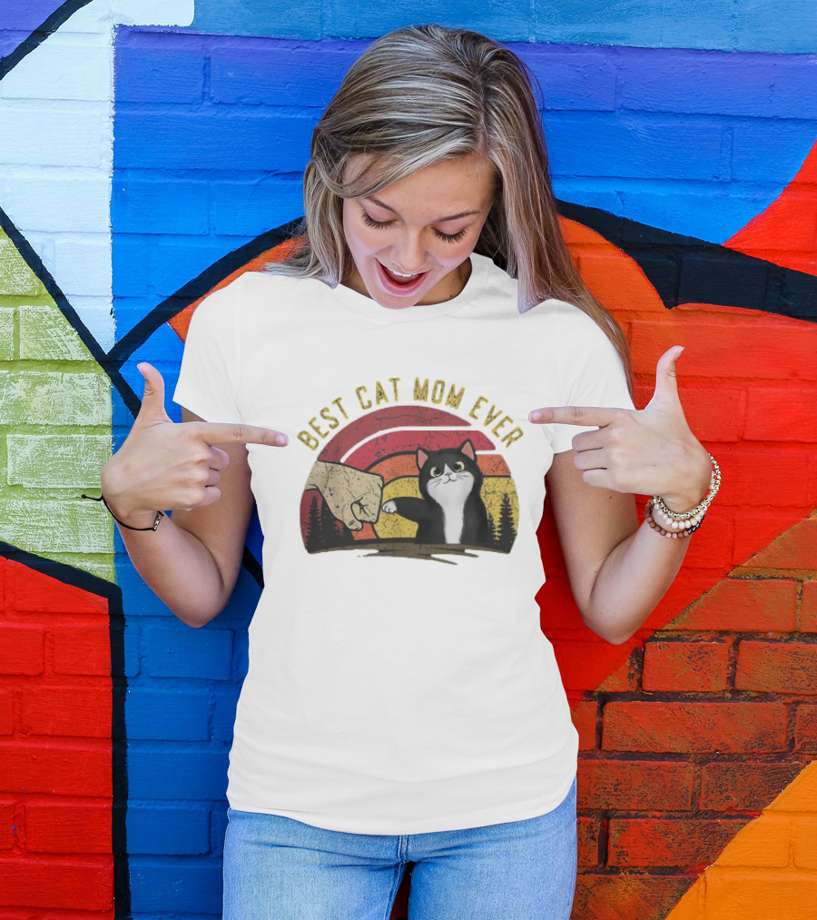 Best Cat Mom Ever Vintage Rainbow Sunset Fist Bump Cat T-Shirt