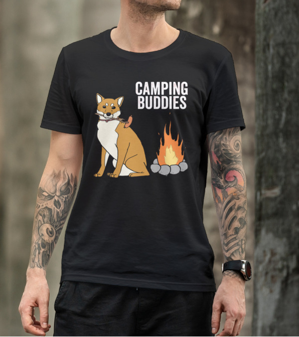 CAMPING BUDDIES SHIBA INU ROASTING SAUSAGE NEAR CAMPFIRE T-Shirt