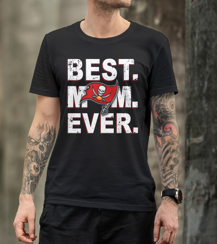 Best Mom Ever Buccaneers Flag Skull And Swords T-Shirt
