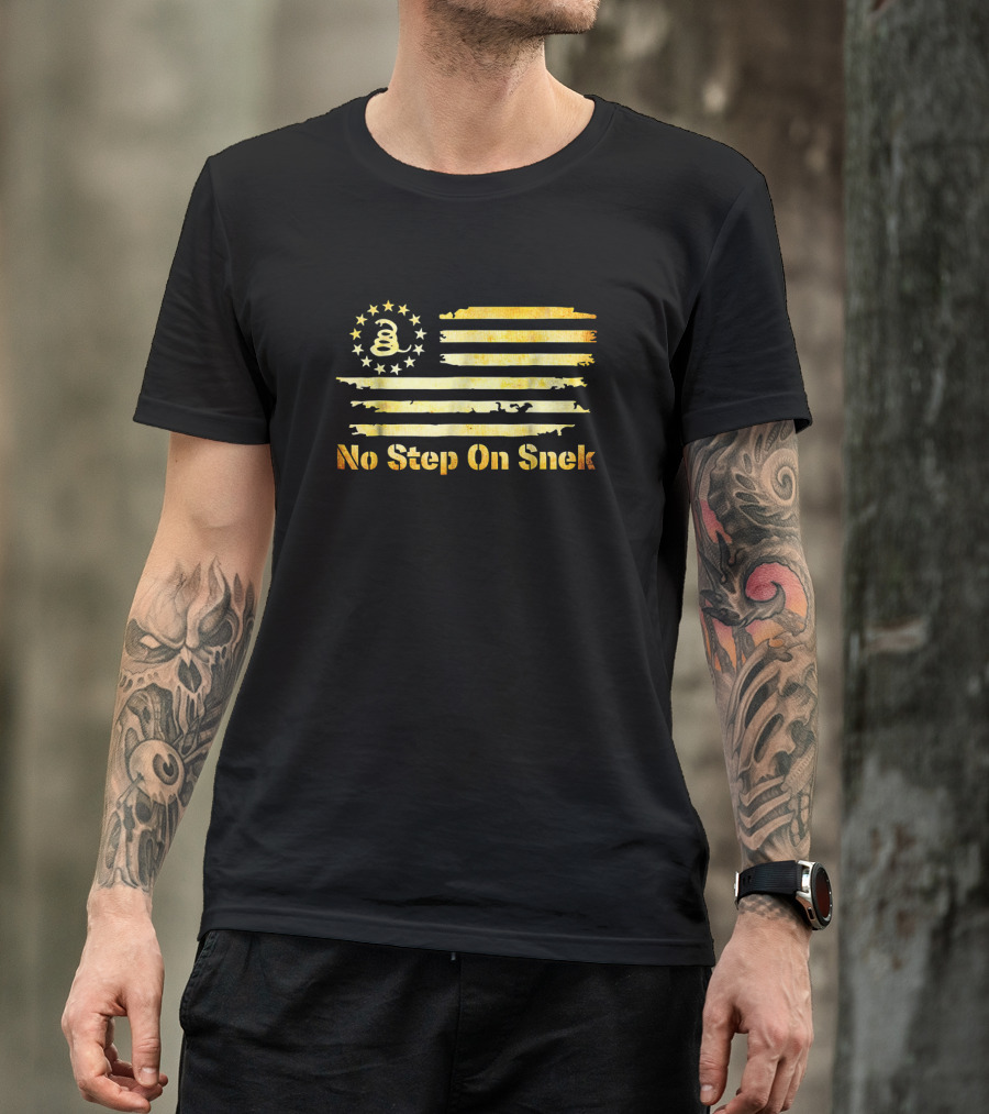 No Step On Snek Snake Meme With Betsy Ross Flag And Coiled Snake T-Shirt