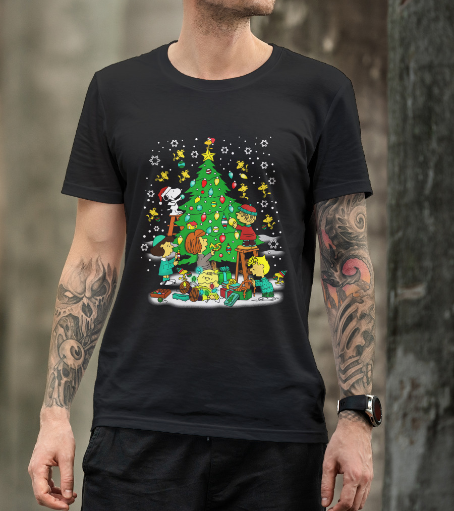 Peanuts Noel Christmas Tree Decorating With Snoopy And Friends T-Shirt