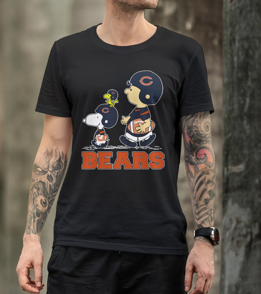 Snoopy And Woodstock With Chicago Bears Football Helmets Walking Together T-Shirt