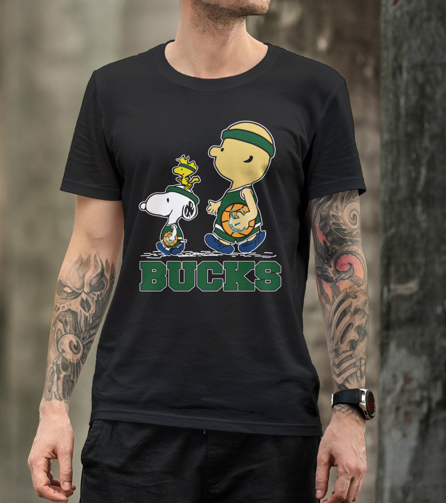 Snoopy Woodstock And Basketball Walking With Milwaukee Bucks Fans T-Shirt