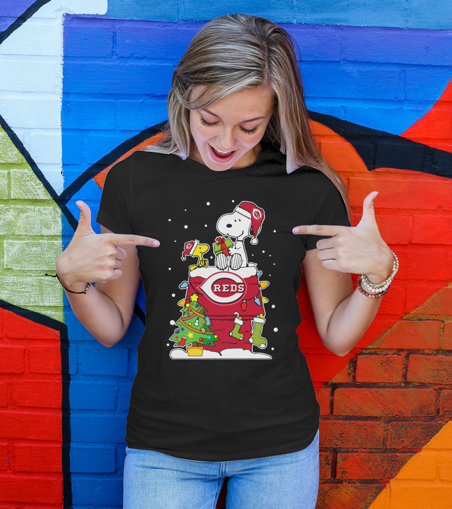 Cincinnati Reds Snoopy Christmas Peanuts Holiday Celebration T-Shirt