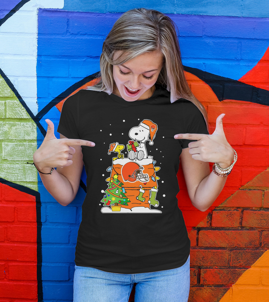Cleveland Browns Snoopy Christmas Stockings And Tree T-Shirt