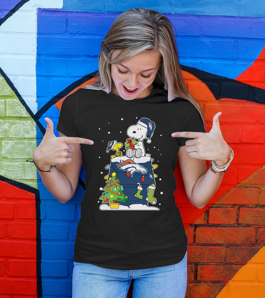 Snoopy Denver Broncos Christmas With Woodstock And Presents T-Shirt