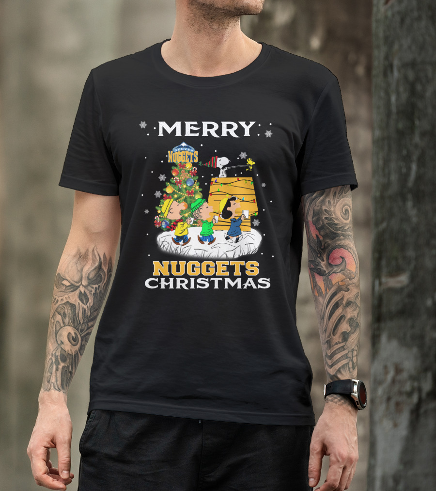 Merry Denver Nuggets Christmas Peanuts Characters And Snoopy Decorate Tree T-Shirt