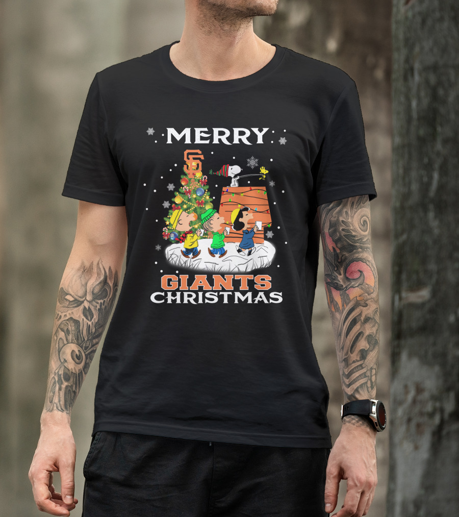 Merry San Francisco Giants Christmas Snoopy Woodstock Peanuts Tree Snowflakes T-Shirt