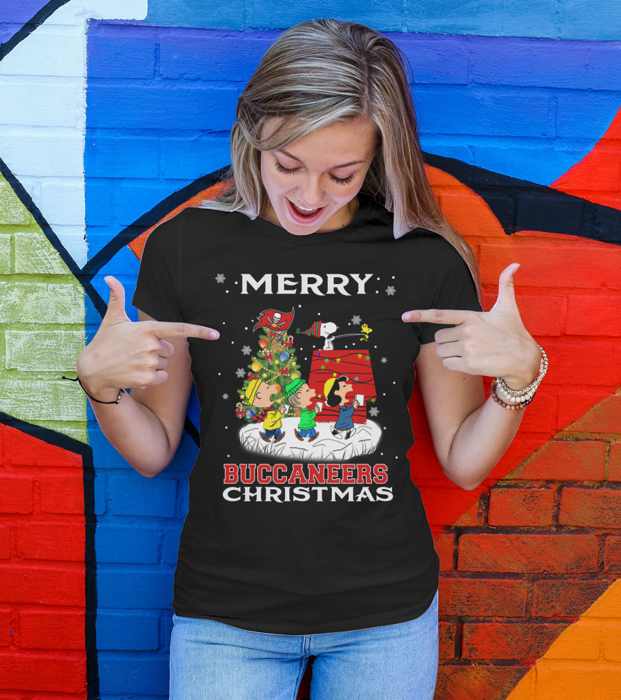 Merry Tampa Bay Buccaneers Christmas Snoopy Peanuts Holiday Scene T-Shirt