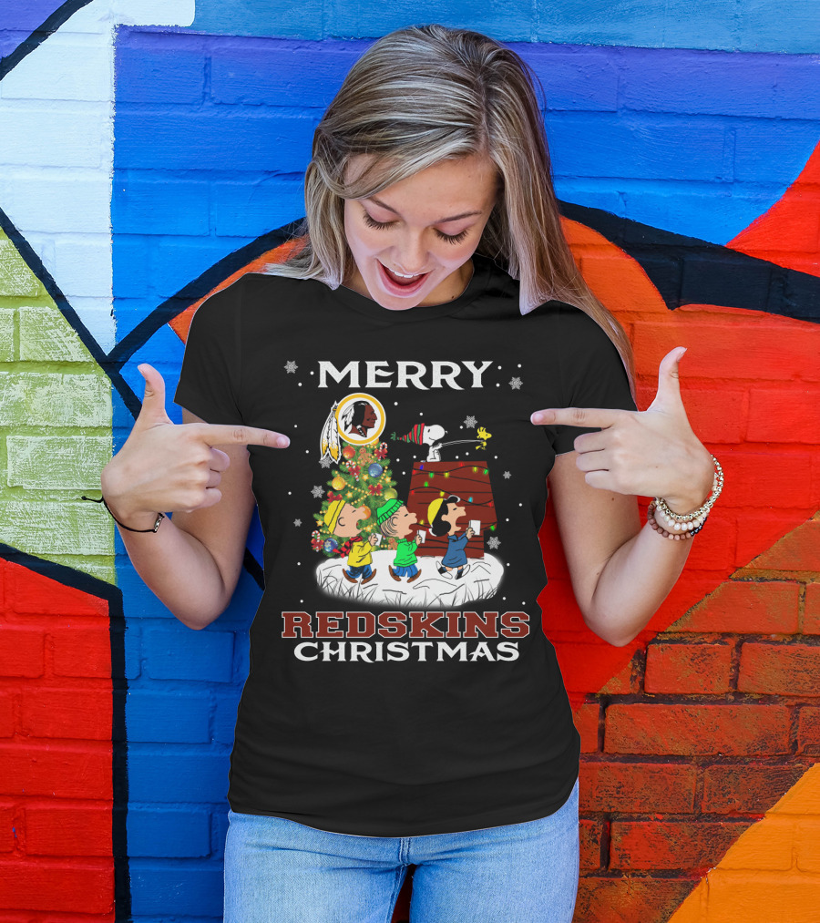 Merry Redskins Christmas Snoopy Peanuts Holiday Celebration T-Shirt