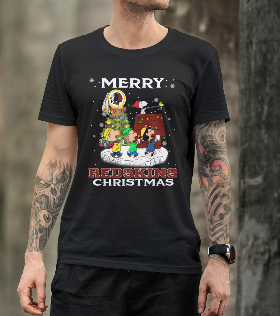 Merry Redskins Christmas Snoopy Peanuts Holiday Celebration T-Shirt