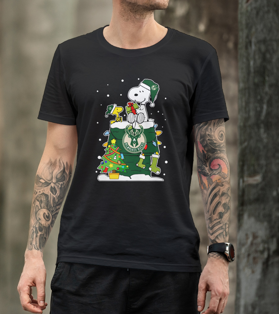 Milwaukee Bucks Snoopy And Woodstock Christmas Scene T-Shirt