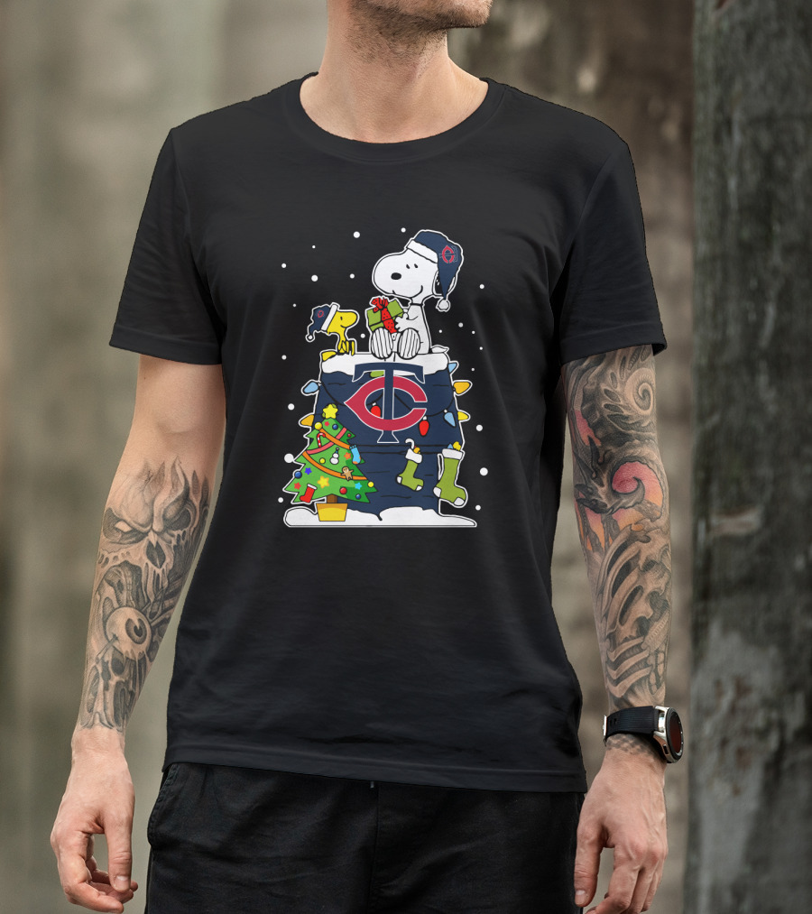 Minnesota Twins Snoopy Christmas Peanuts Fans T-Shirt