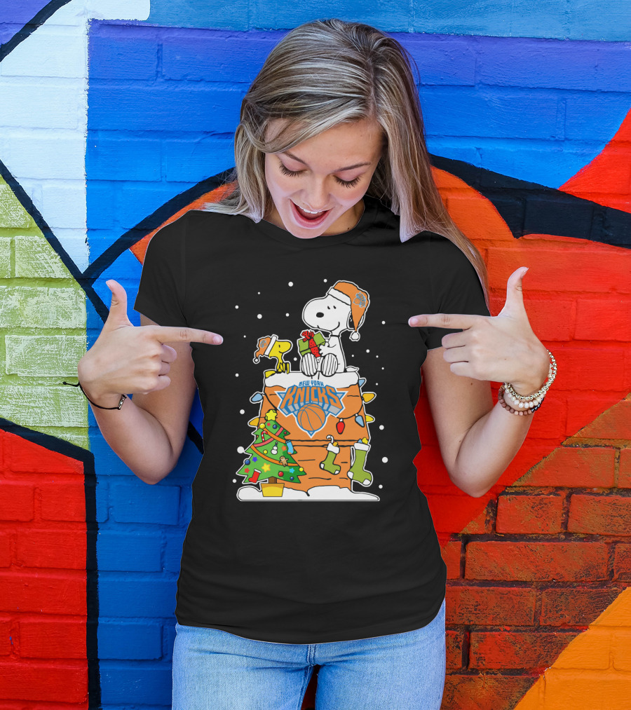 New York Knicks Christmas Snoopy And Woodstock Holiday Scene T-Shirt