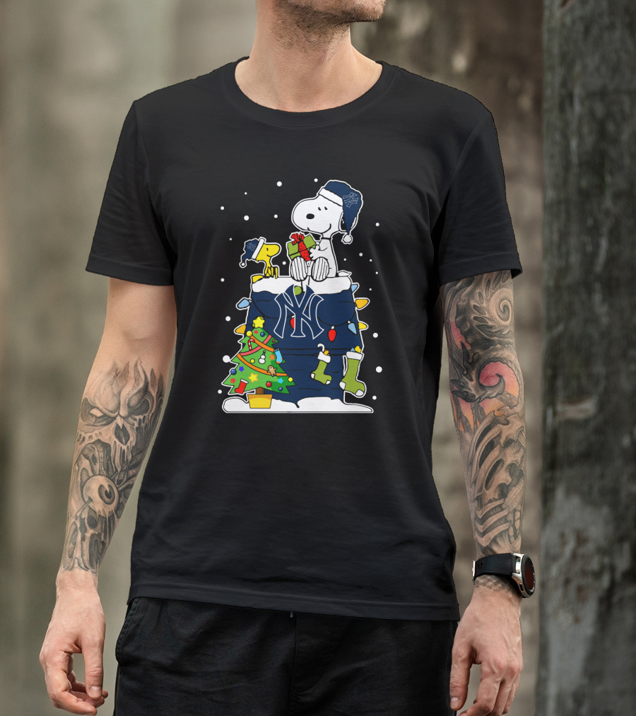 New York Yankees Snoopy Christmas Tree Peanuts T-Shirt