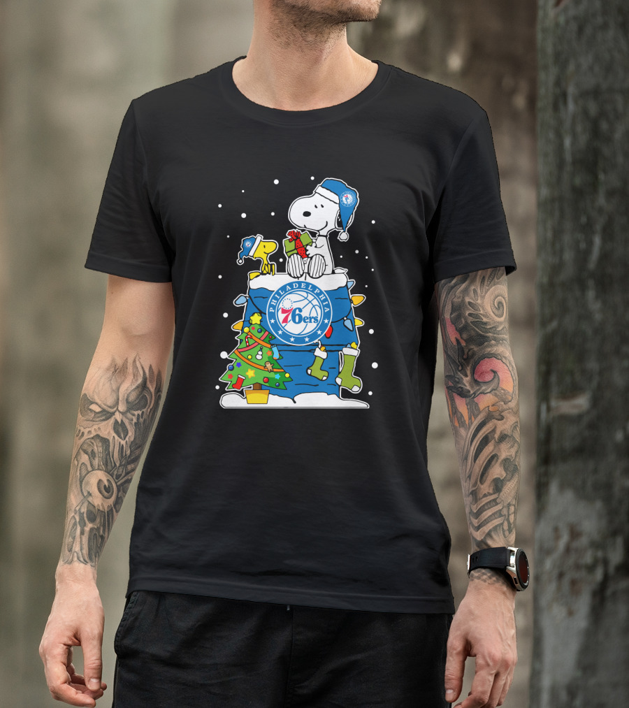 Philadelphia 76ers Snoopy Presents Christmas Scene T-Shirt