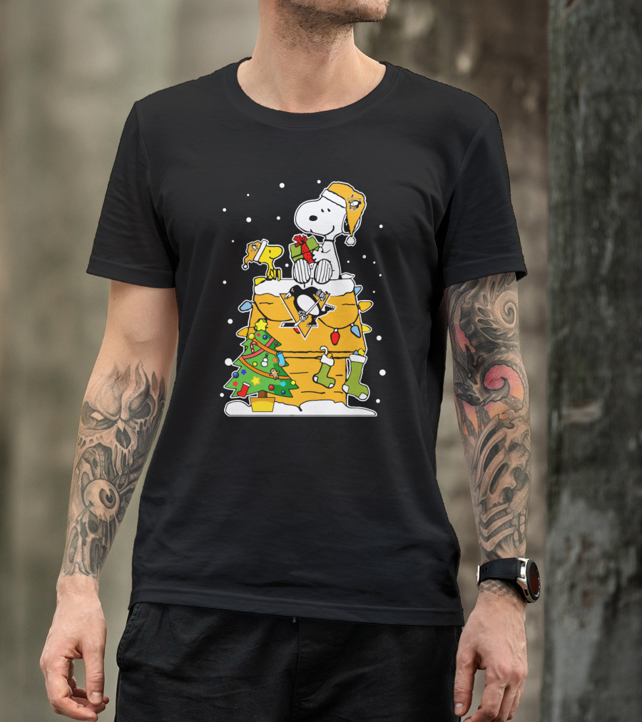 Snoopy And Woodstock Celebrate Christmas With Pittsburgh Penguins Hockey Holiday Scene T-Shirt
