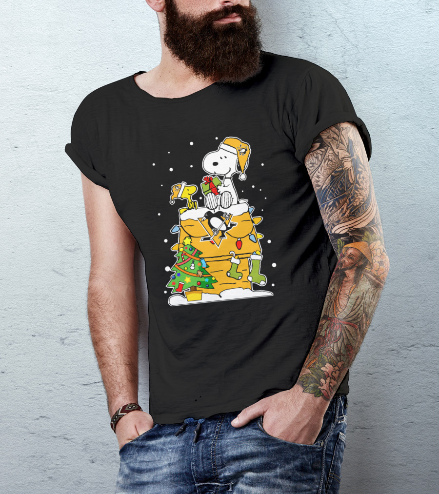 Snoopy And Woodstock Celebrate Christmas With Pittsburgh Penguins Hockey Holiday Scene T-Shirt