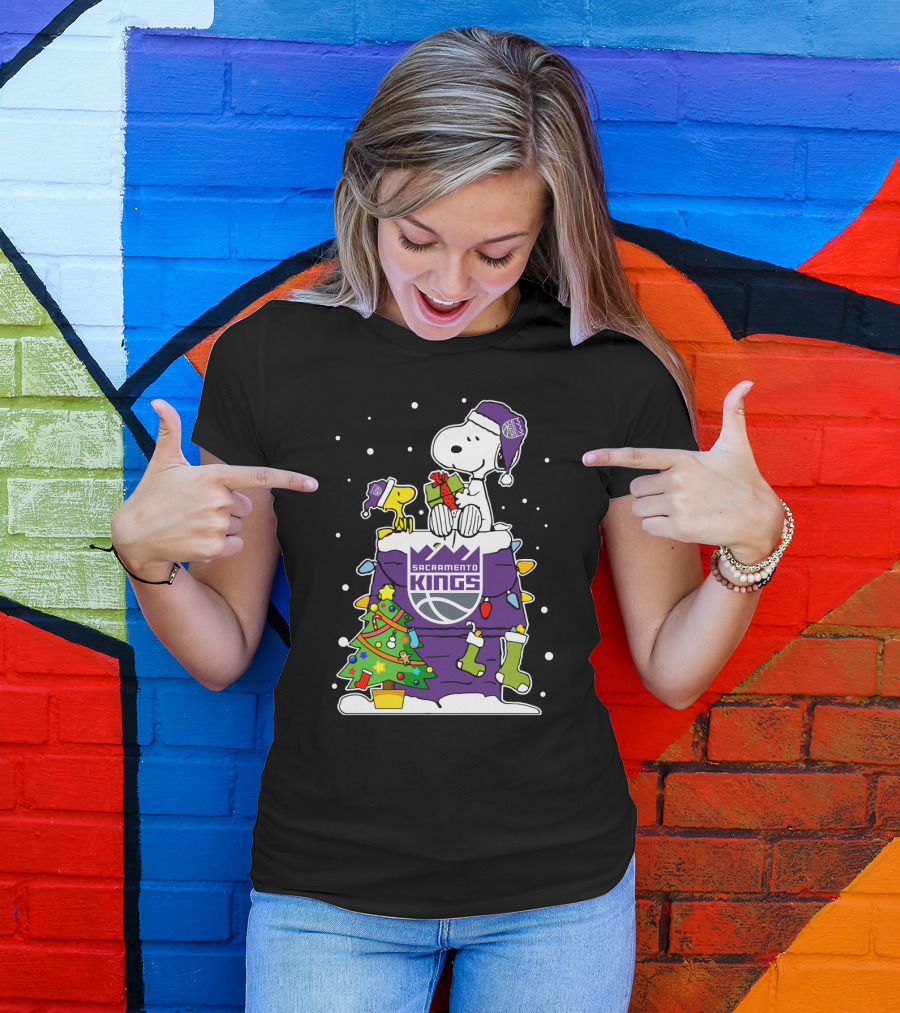 Sacramento Kings Christmas Snoopy And Woodstock Present Fan T-Shirt