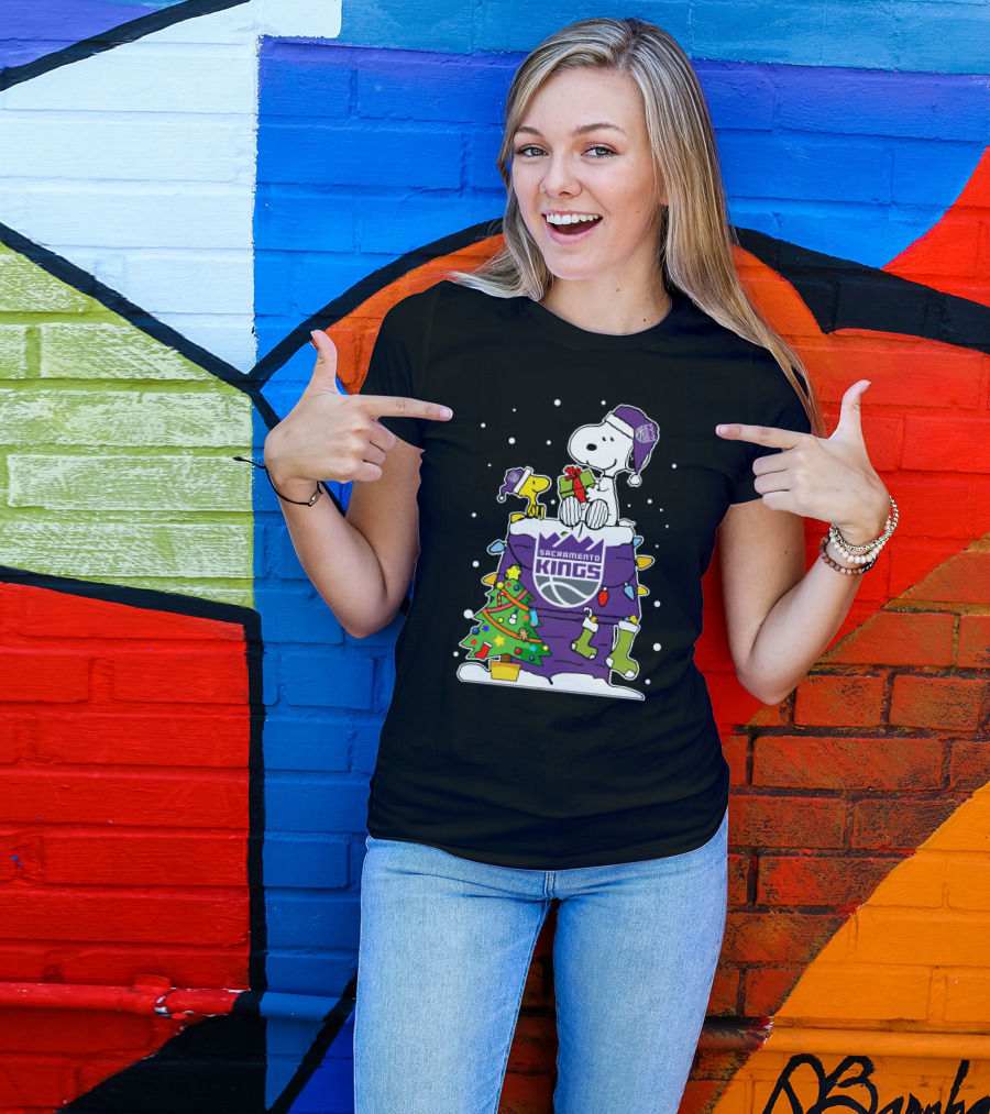 Sacramento Kings Christmas Snoopy And Woodstock Present Fan T-Shirt