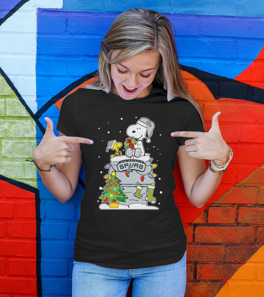 San Antonio Spurs Snoopy Christmas Peanuts Fans T-Shirt