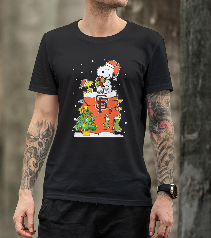 San Francisco Giants Snoopy Christmas Santa Hat With Woodstock And Presents T-Shirt