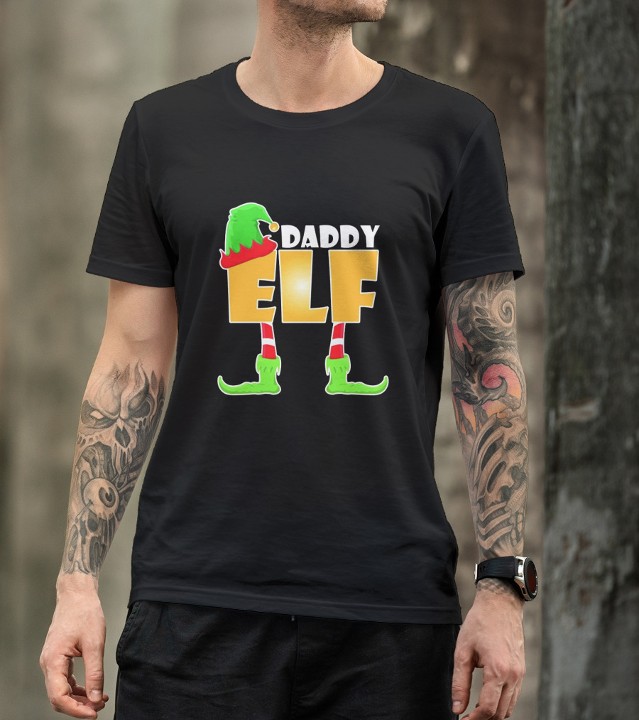 Daddy Elf Christmas Holiday Design With Green Hat And Striped Socks T-Shirt