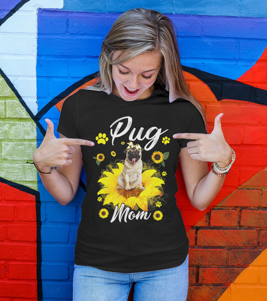 Pug Mom Sunflower Dog Paw Graphics T-Shirt