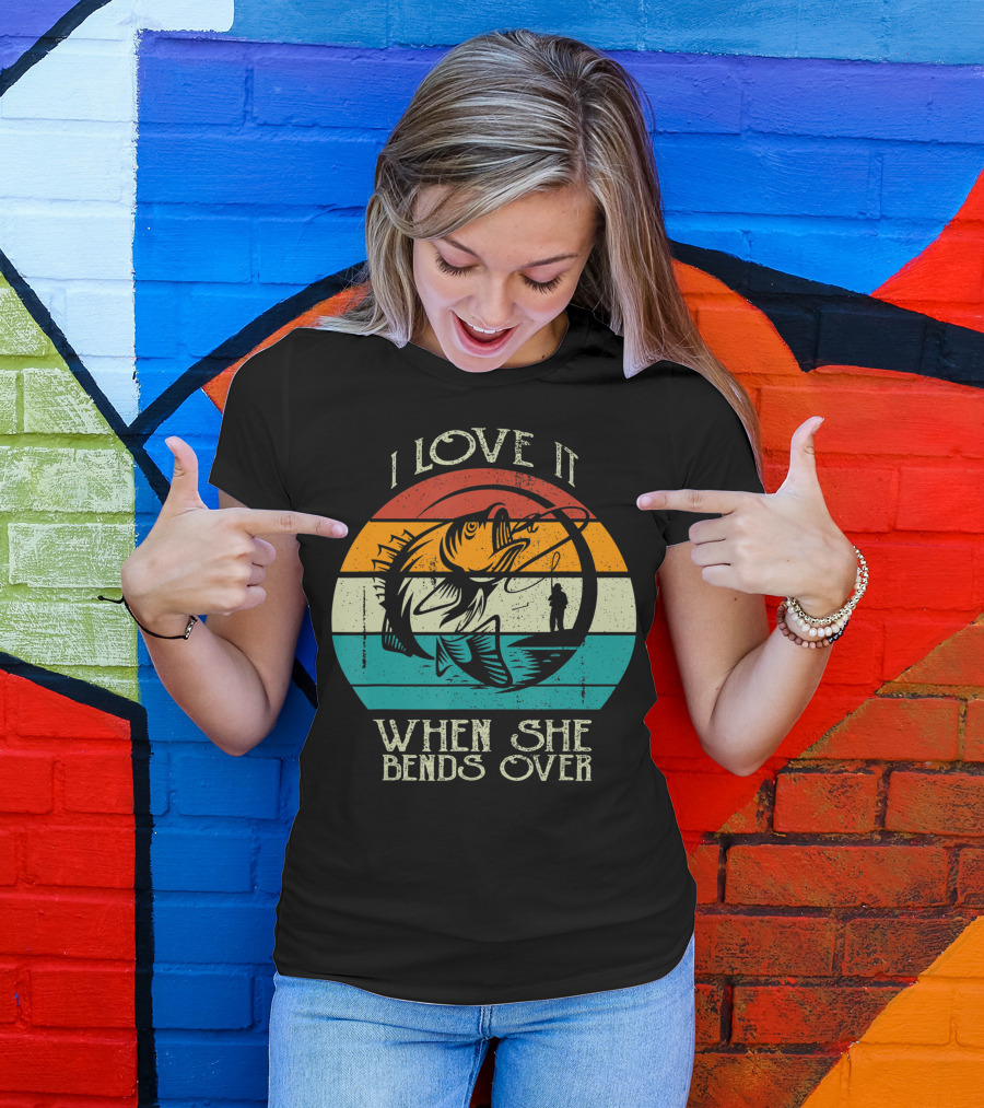 I Love It When She Bends Over Vintage Fishing Lover Retro Sunset T-Shirt