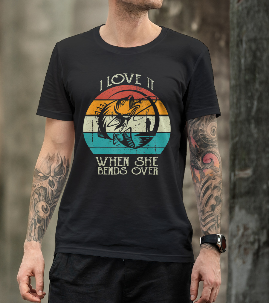 I Love It When She Bends Over Vintage Fishing Lover Retro Sunset T-Shirt