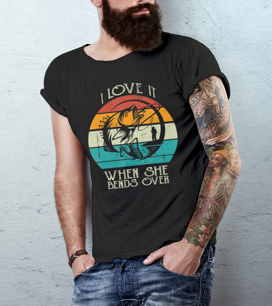 I Love It When She Bends Over Vintage Fishing Lover Retro Sunset T-Shirt